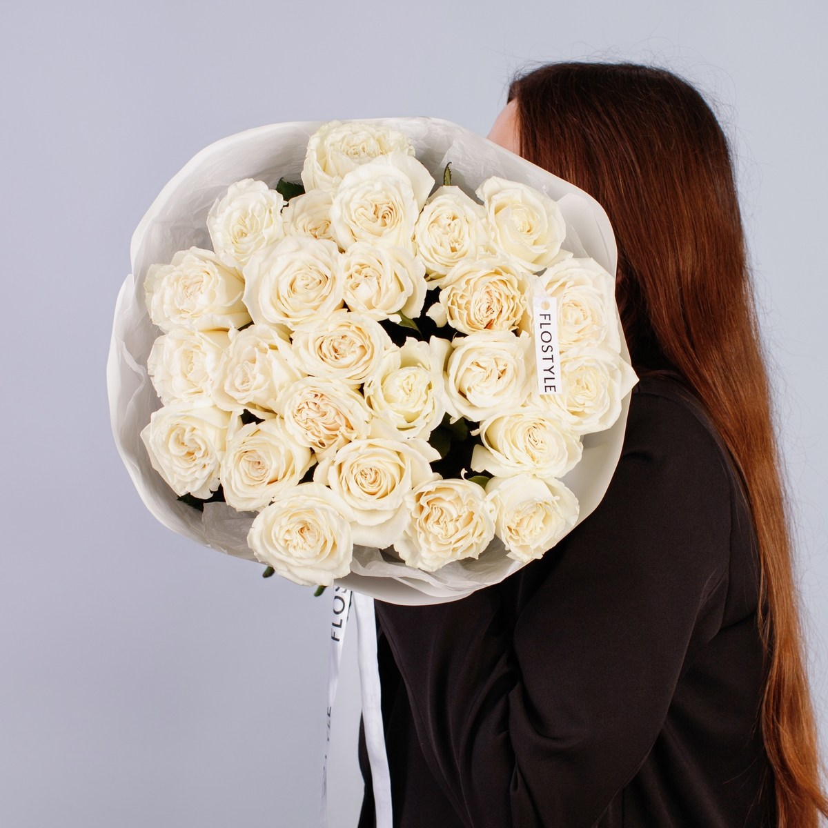 25 белых роз